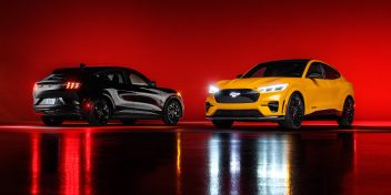 フォード・マスタング マッハＥと<br>TAPTITE PRO®スレッドローリングファスナー